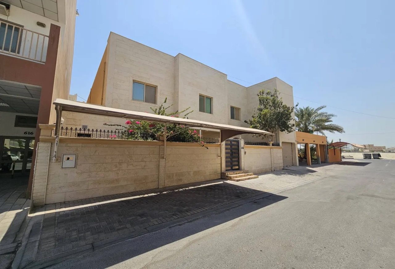  Villa For Sale In Arad - 1075